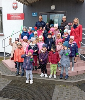 Pan Komendant wraz z dziećmi i opiekunami