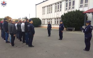 uczestnicy ćwiczeń oraz policjanci podczas apelu