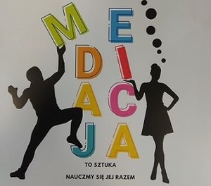 Napis mediacja ułożony w czterech rzędach. Po obydwu stronach postać trzymająca jedną z liter . Poniżej napis To sztuka nauczmy się jej razem