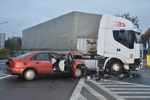 uszkodzony samochód osobowy i ciężarówka stojące na ulicy