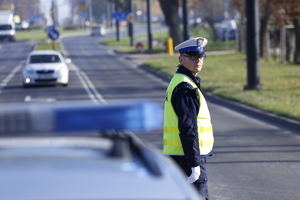 policjant ruchu drogowego podczas służby na drodze
