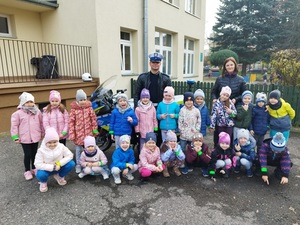 zdjęcie grupowe policjantów z przedszkolakami i opiekunką