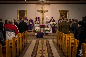 księża celebrujący mszę oraz wierni podczas nabożeństwa