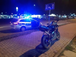 motocykl stojący obok radiowozu