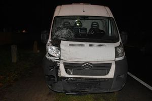 dostawczy bus z widocznymi uszkodzeniami przedniej szyby