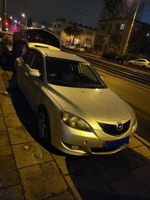 stojąca na parkingu mazda
