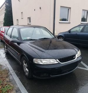 samochód stojący na parkingu