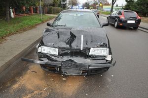 uszkodzone auto stojące na ulicy