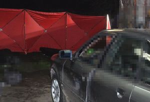 fragment samochodu w garażu