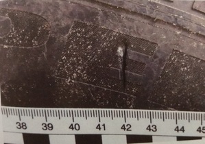 fragment opony z widocznym uszkodzeniem