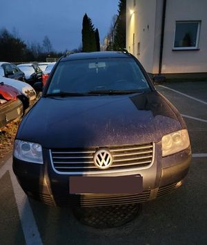 samochód stojący na parkingu