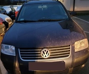 Passat stojący na parkingu