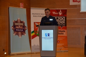 Zastępca komendanta nadkomisarz Mariusz Kononiuk  zabiera głos.
