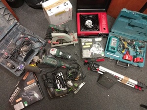 odzyskane elektronarzędzia leżące na podłodze