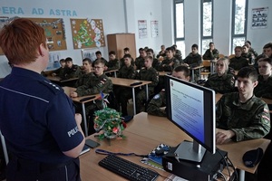 policjantka podczas spotkania z młodzieżą