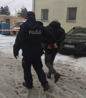 policjant doprowadza mężczyznę