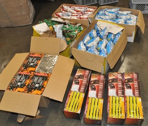 odzyskane fajerwerki oraz chipsy poukładane w papierowych pudełkach