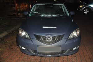 samochód uczestniczący w wypadku stojący na chodniku.