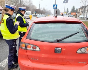 policjantki podczas kontroli drogowej