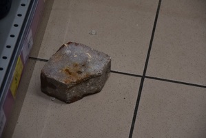 fragment cegły, która leży na podłodze