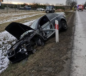 uszkodzone volvo stojące na poboczu