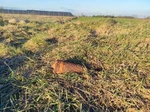 niewybuch leżący na łące