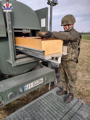 saper zabezpiecza niewybuch w samochodzie