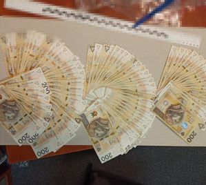 rozłożone banknoty o nominale 200 złotych