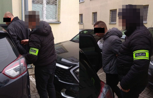 policjanci doprowadzają zatrzymanych