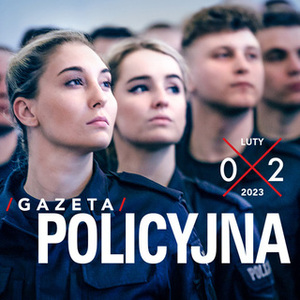 Fragment okładki Gazety Policyjnej przedstawiający nowo przyjętych policjantów podczas ślubowania