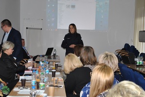 policjantka podczas spotkania