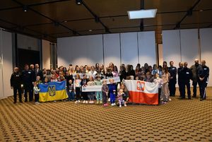 zdjęcie grupowe policjantów  uczestnikami spotkania