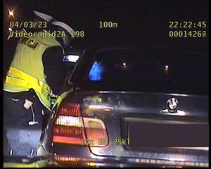 zdjęcie z videorejestratora. Policjanci przy zatrzymanym samochodzie