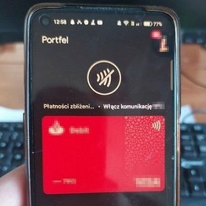 telefon z widoczną aplikacją