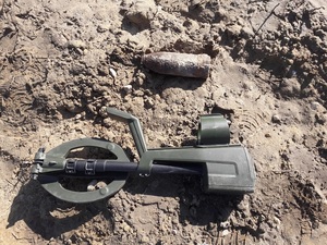 znaleziony niewybuch. obok sprzęt saperski.