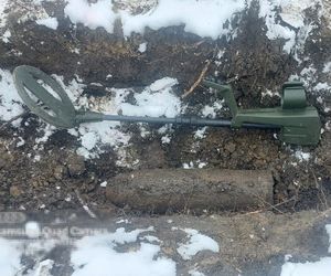 pocisk artyleryjski. Obok wykrywacz metali