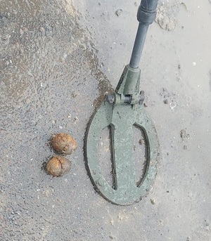 granaty ręczne leżące obok wykrywacza metali