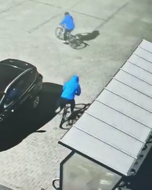 zdjęcie z monitoringu, na którym mężczyźni odjeżdżają z miejsca kradzieży