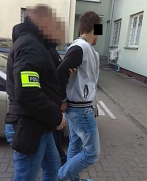 policjanci doprowadzają zatrzymanego 17-latka.