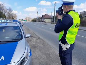 policjant podczas pomiaru prędkości