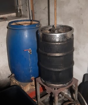 beczka oraz urządzenie do nielegalnej produkcji alkoholu