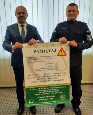 Zdjęcie Komendanta Miejskiego Policji w Białej Podlaskiej oraz Prezesa Zarządu Banku Spółdzielczego
