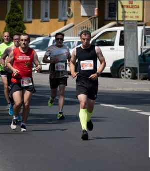 policjant podczas biegu