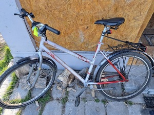 rower oparty o ścianę