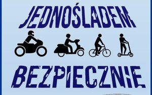 Grafika akcji informacyjno-edukacyjnej &amp;amp;quot;Jednośladem bezpiecznie do celu&amp;amp;quot;. Niebieskie, cieniowane tło. Zawartość plakatu: napis &amp;amp;quot;Jednośladem bezpiecznie do celu&amp;amp;quot;, czarne symbole graficzne w poziomie od lewej: motocyklisty, motorowerzysty, rowerzysty, użytkownika hulajnogi. Na grafice ślad opony pojazdu. Poniżej niebieski pas poziomy z gwiazdą policyjną, symbolem ruchu drogowego - rombem z wpisaną literą R