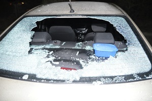 fragment samochodu z wybitą tylną szybą