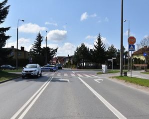 miejsce wypadku drogowego. Samochód stojący obok przejścia dla pieszych