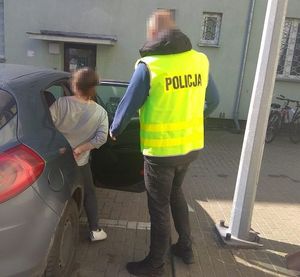 policjant doprowadza zatrzymaną