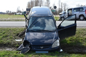 dwa uszkodzone samochody