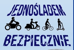 Napis jednośladem bezpiecznie.. Pomiędzy wyrazami rysunki przedstawiające kierujących jednośladami:  motocyklistę, motorowerystę, rowerzystę i osobę na hulajnodze.